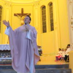 Padre Ezequiel Dal Pozzo canta e encanta Maquiné