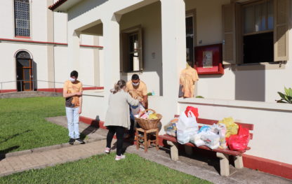 Paróquia Santo André Avelino recolhe alimentos em ação solidária