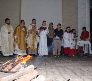 Paróquia Santo André Avelino encerra o Tríduo Pascal com a Celebração da Vigília Pascal