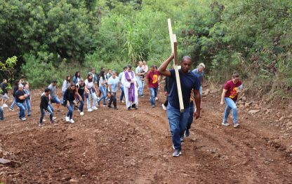 Comunidade Santa Teresinha de Morro Alto reza a Via-Sacra e sobe o morro!
