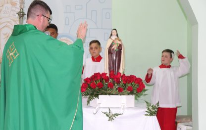 Paróquia Santo André Avelino festeja Santa Teresinha na comunidade do Morro Alto