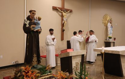 Padre Ricardo Celebra Primeira Noite da Tríduo de Santo Antônio em Capão da Canoa