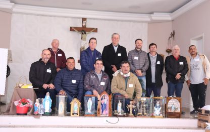 Grupo do Terço dos Homens da paróquia Santos André Avelino participa do Congresso Diocesano em Tramandaí.