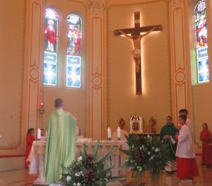 Paróquia Santo André Avelino celebra 15 anos do Terço dos Homens e aniversário do padre Ricardo.